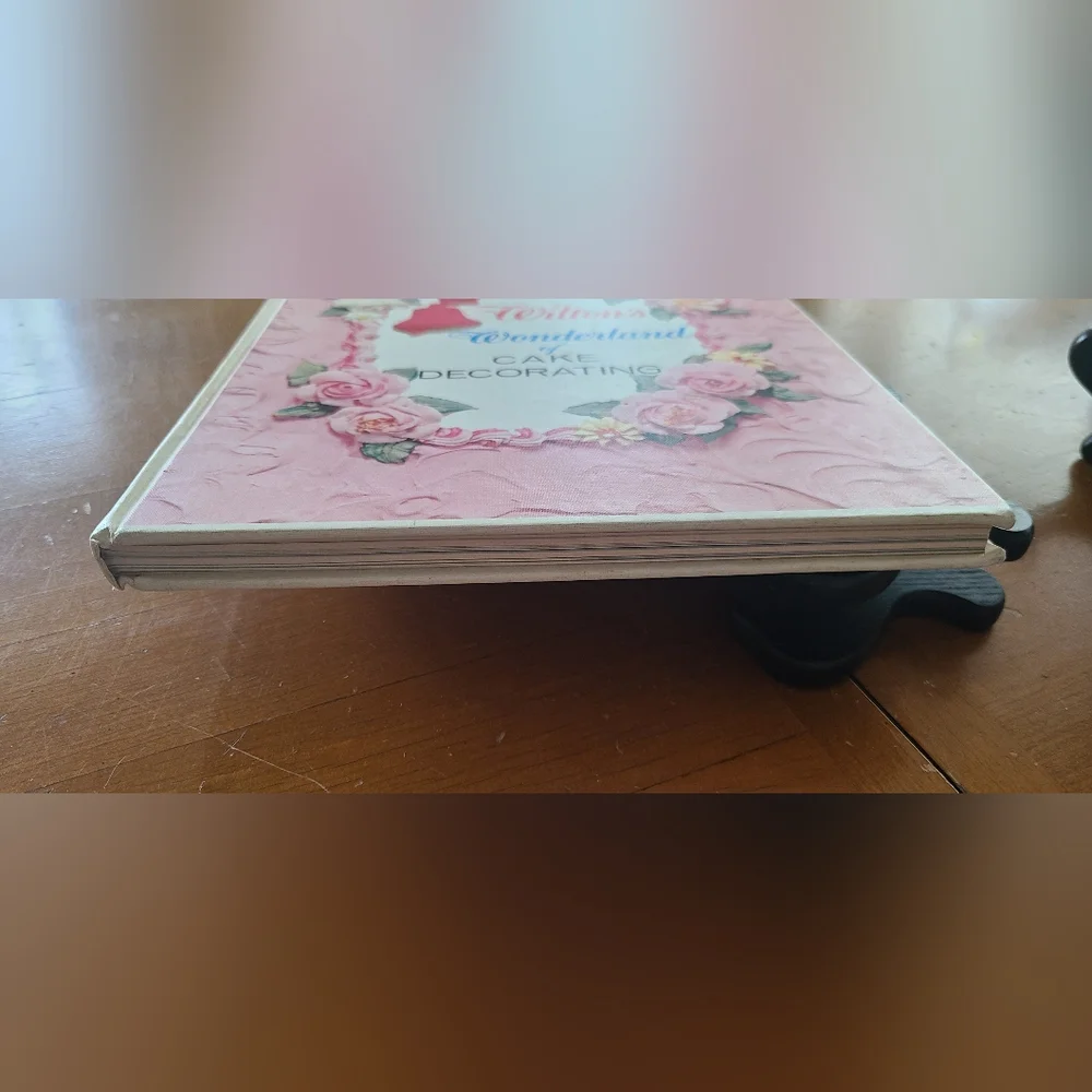 Wilton's Wonderland of Cake Decorating 2nd edition 1964 book